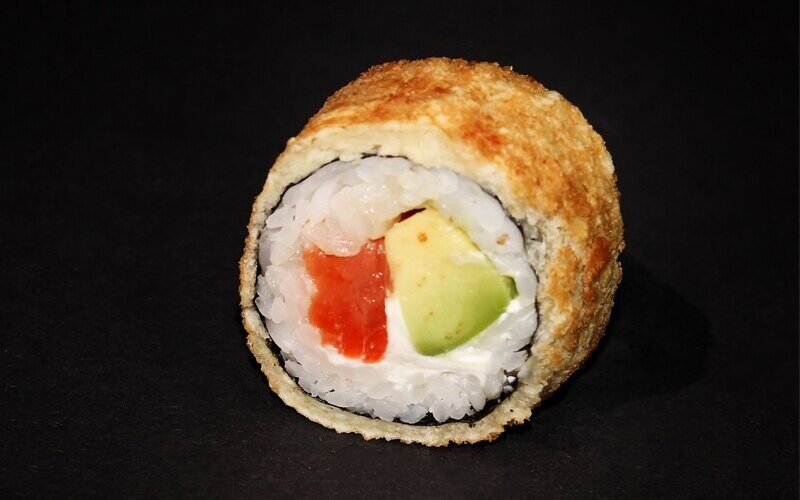 Темпура ролл с лососем и авокадо классический