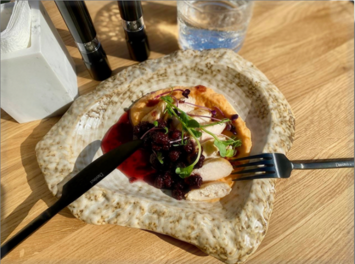 Филе цыплёнка с ежевичным соусом и муссом из батата