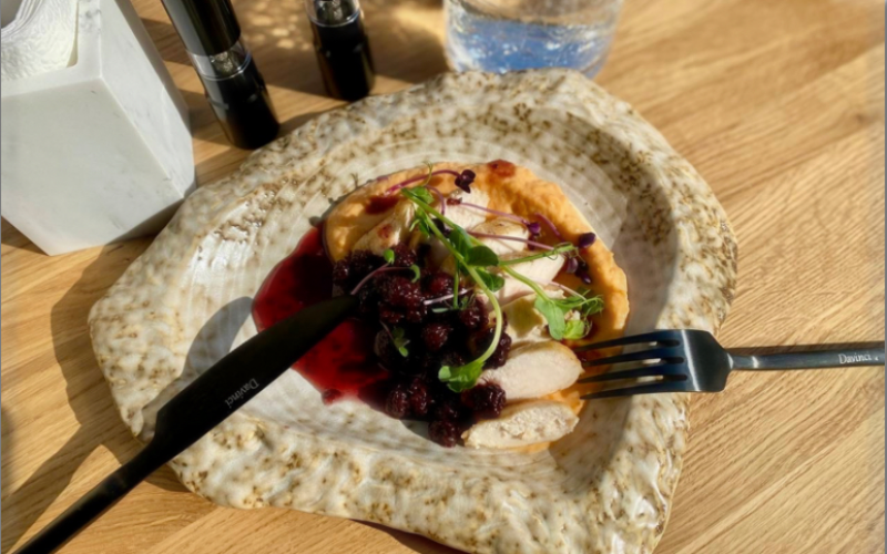 Филе цыплёнка с ежевичным соусом и муссом из батата