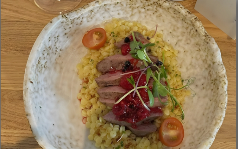 Утиная грудка с птитимом и малино-можжевеловым соусом