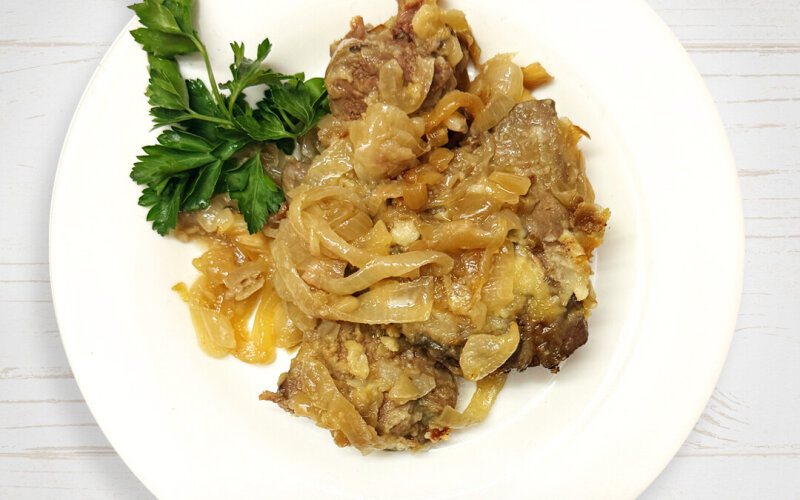 Печень говяжья жареная с луком