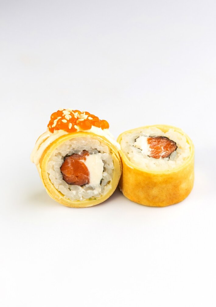 Ролл в омлетном блинчике с лососем