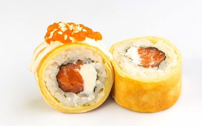 Ролл в омлетном блинчике с лососем