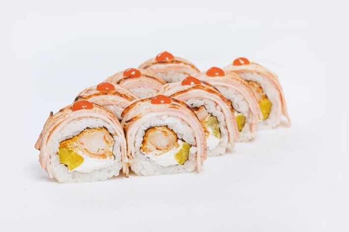 Ролл с опаленным беконом и креветкой темпура