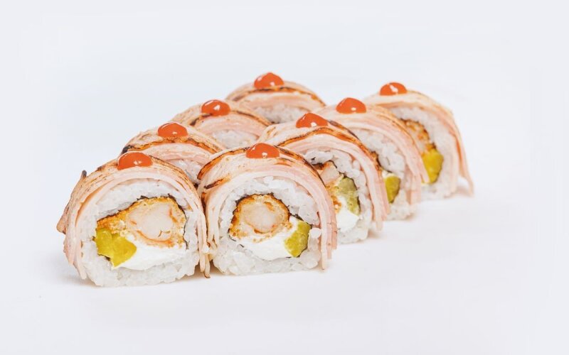 Ролл с опаленным беконом и креветкой темпура