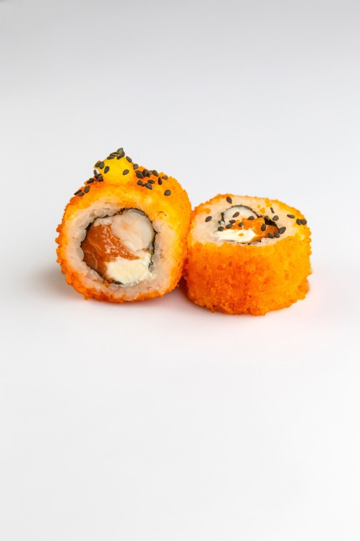 Ролл с оранжевой тобикой и соусом юдзу