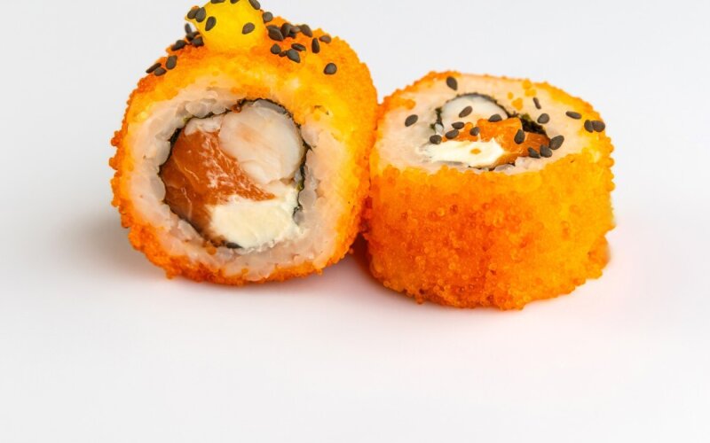 Ролл с оранжевой тобикой и соусом юдзу