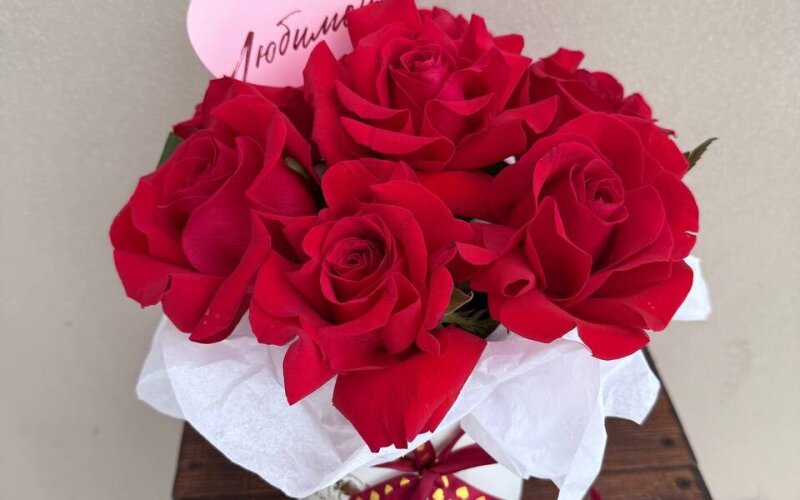 Композиция французская Роза 7шт в шляпной коробочке