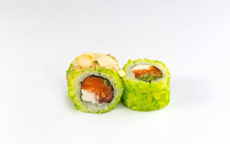 Ролл с зеленой масаго и лососем
