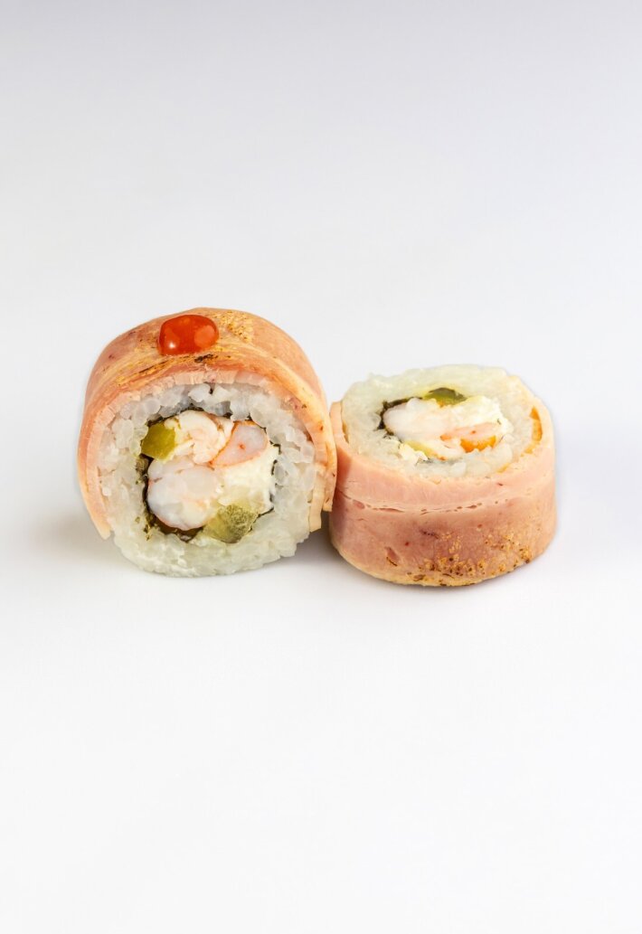 Ролл с опаленным беконом и креветкой