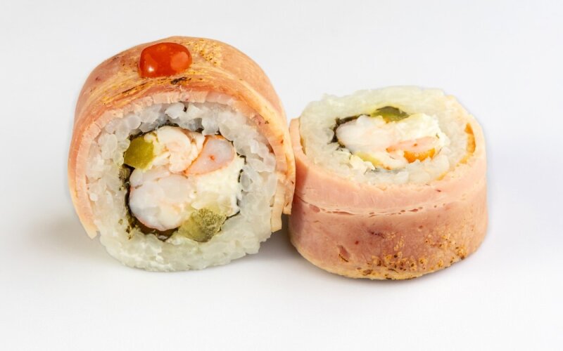 Ролл с опаленным беконом и креветкой