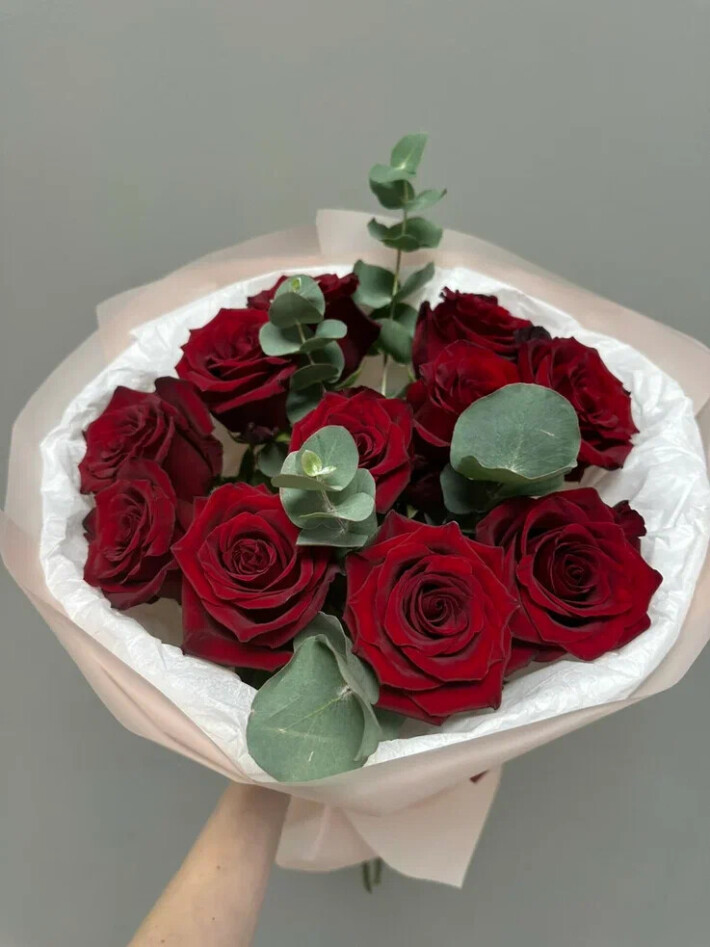 Букет из 11 красных роз с эвкалиптом