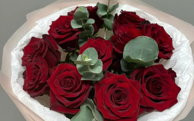 Букет из 11 красных роз с эвкалиптом