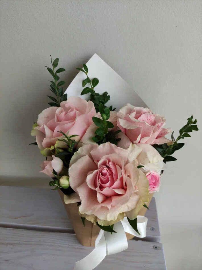 Композиция в конусе с французской розой