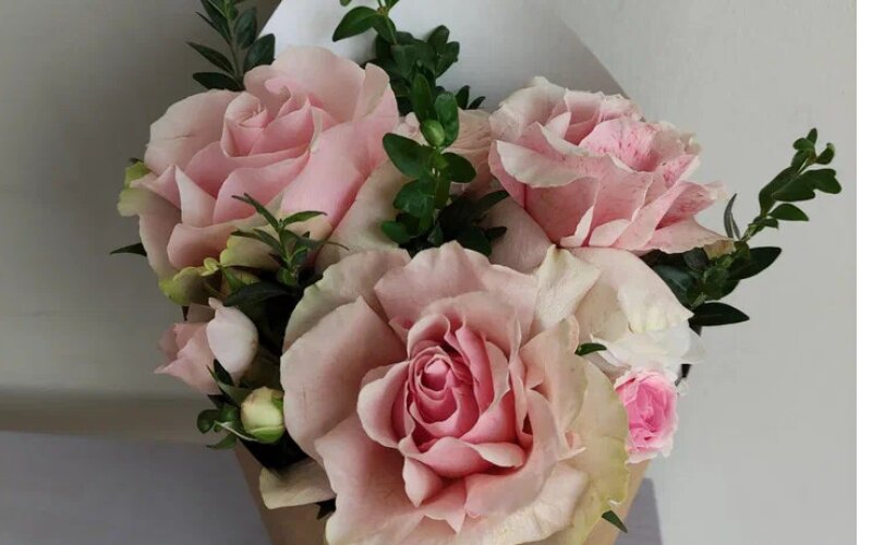 Композиция в конусе с французской розой