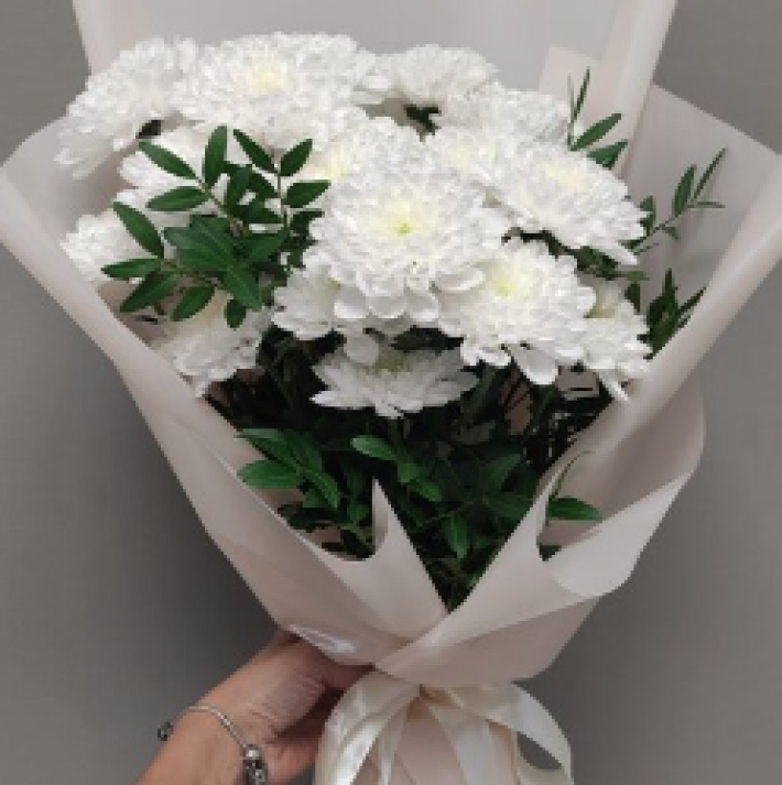 Букет из хризантемы «Алтай» с зеленью фисташки