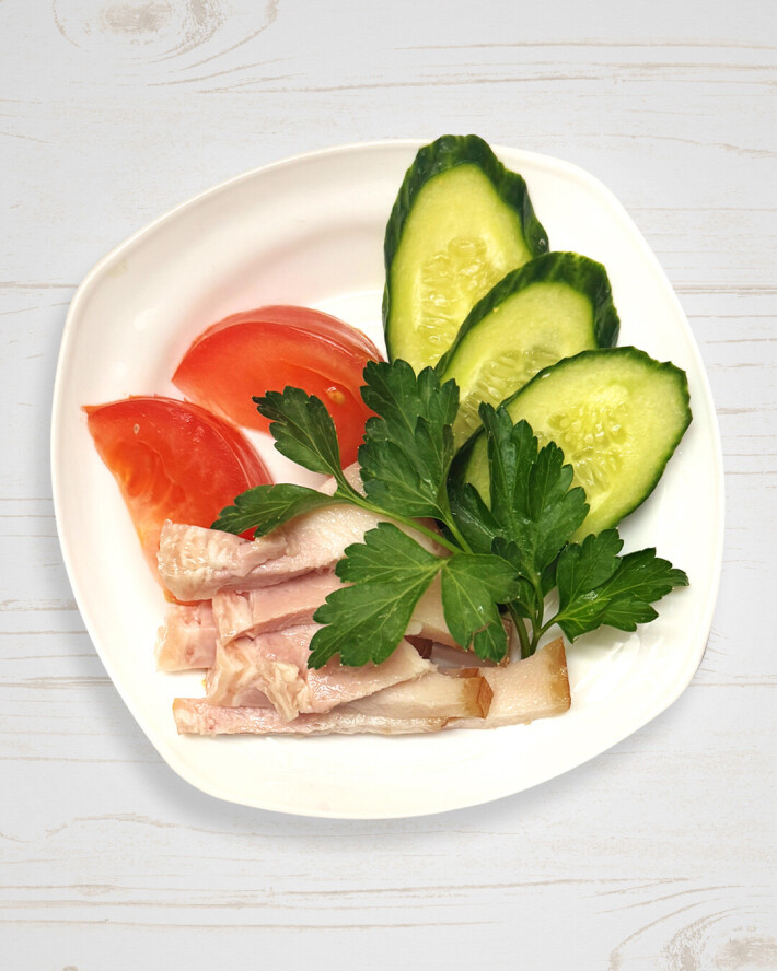 Грудинка копчёно-вареная с овощами