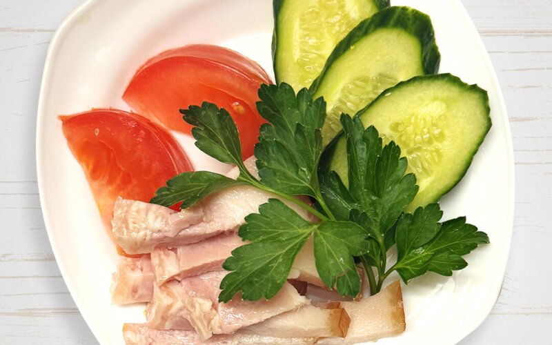 Грудинка копчёно-вареная с овощами