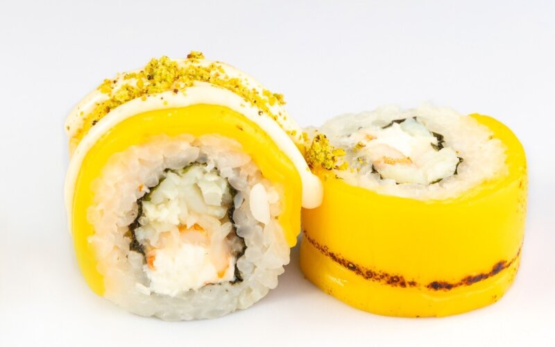 Ролл с опаленным чеддером и морским окунем