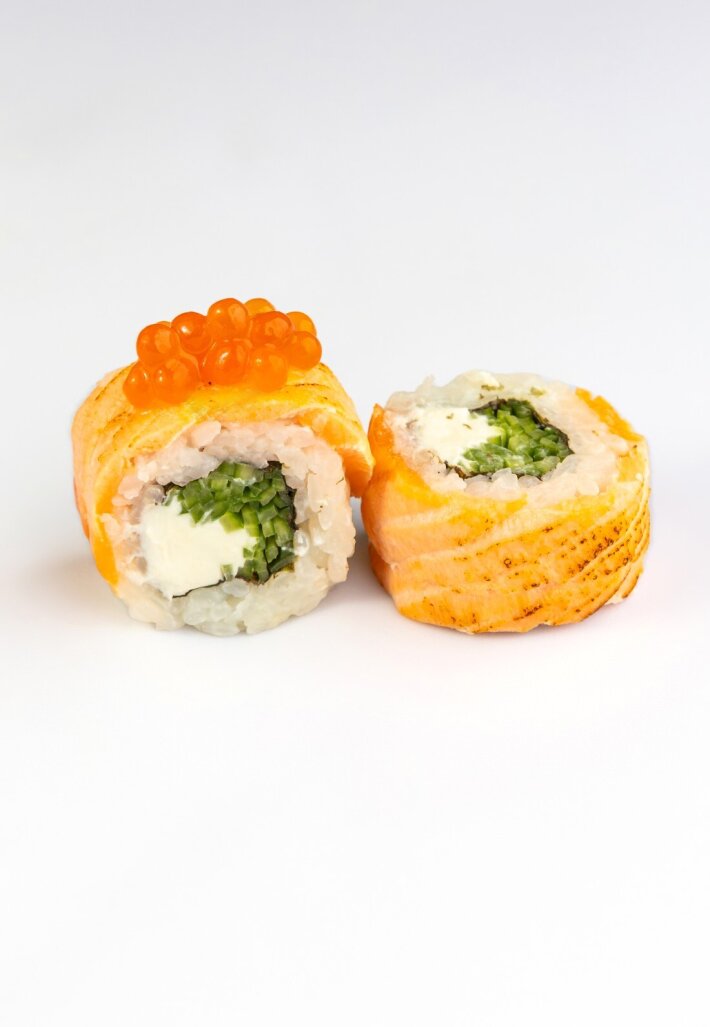 Ролл с лососем татаки