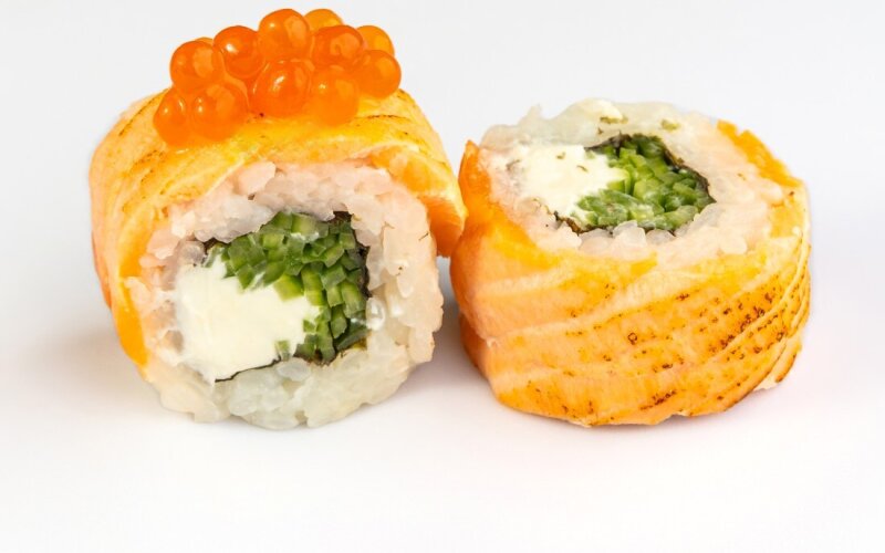 Ролл с лососем татаки