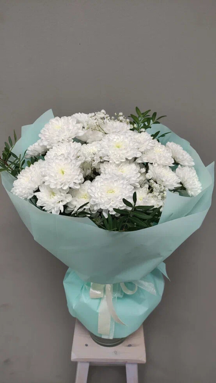 Букет из хризантемы «Алтай» с зеленью и гипсофилой