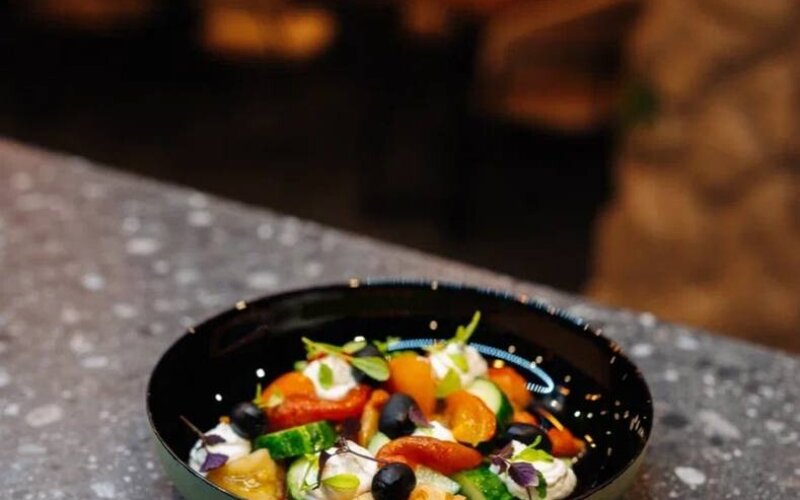 Овощной салат с кремом из феты