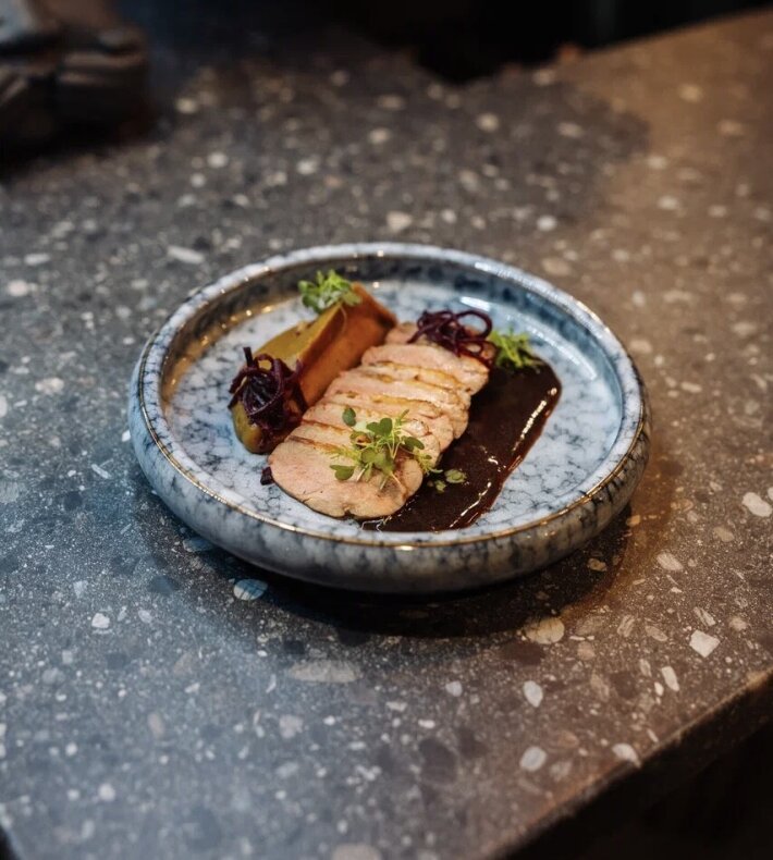 Филе утки с яблочным кремом и винным соусом