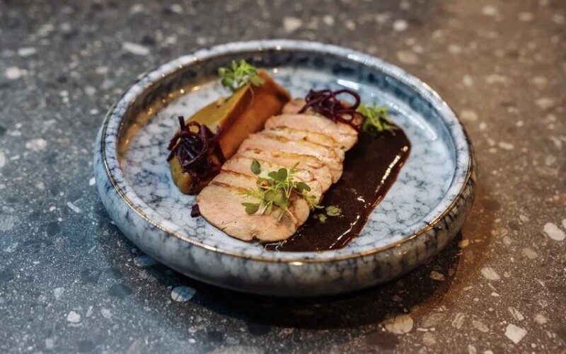 Филе утки с яблочным кремом и винным соусом