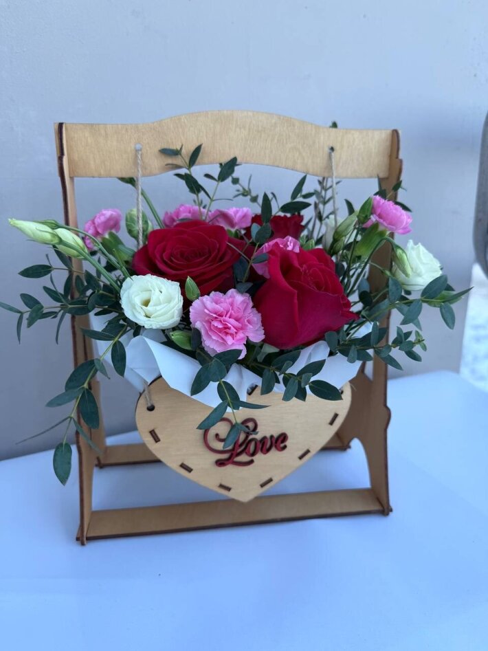 Композиция  из роз и Шабо в деревянном сердце-качеле
