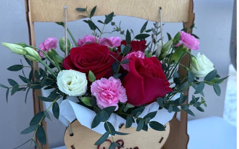 Композиция  из роз и Шабо в деревянном сердце-качеле