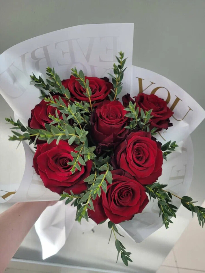 Букет из красных роз с зеленью фисташки