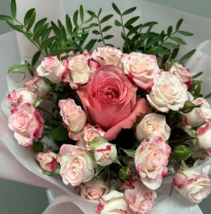 Букет из кустовых роз с пионовидной розой