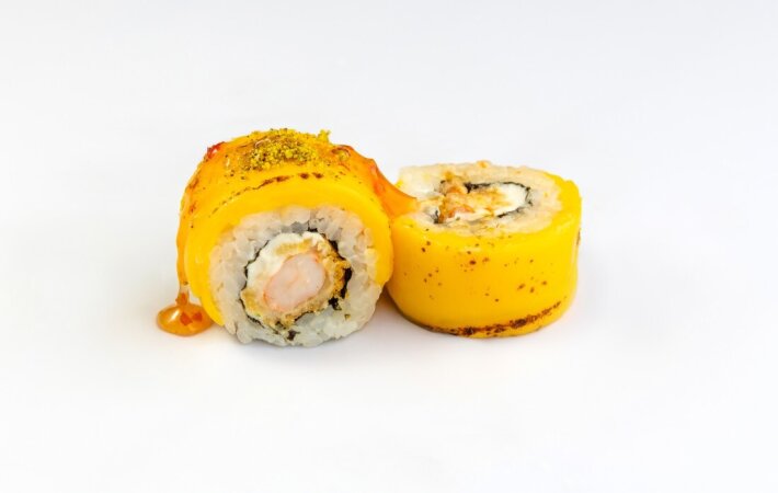 Ролл с креветкой в темпуре и чеддером