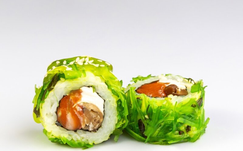 Ролл с салатом чука