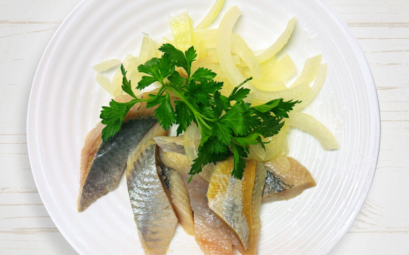 Сельдь с луком