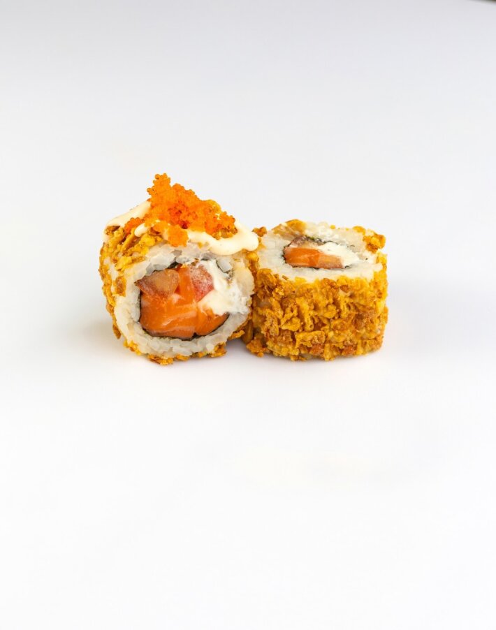 Ролл с криспи луком и лососем