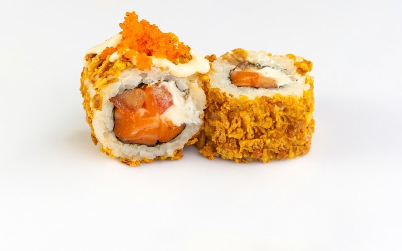 Ролл с криспи луком и лососем