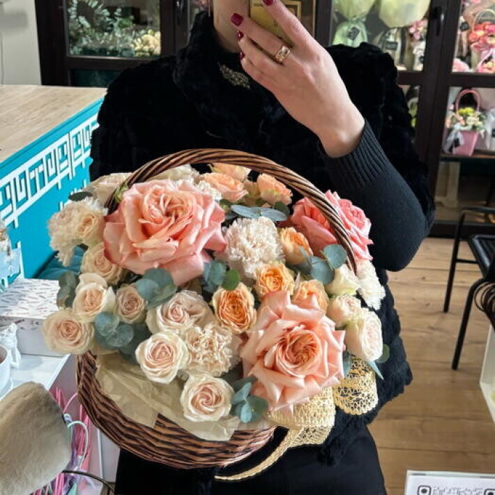 Яркая насыщенная свежая композиция в плетеной корзине с шикарной розой Кахала