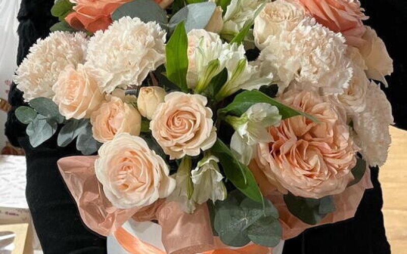 Пионовидные розы Кахала, кустовые пионовидные Софи, кремовые диантусы и альстромерия в шляпной коробке