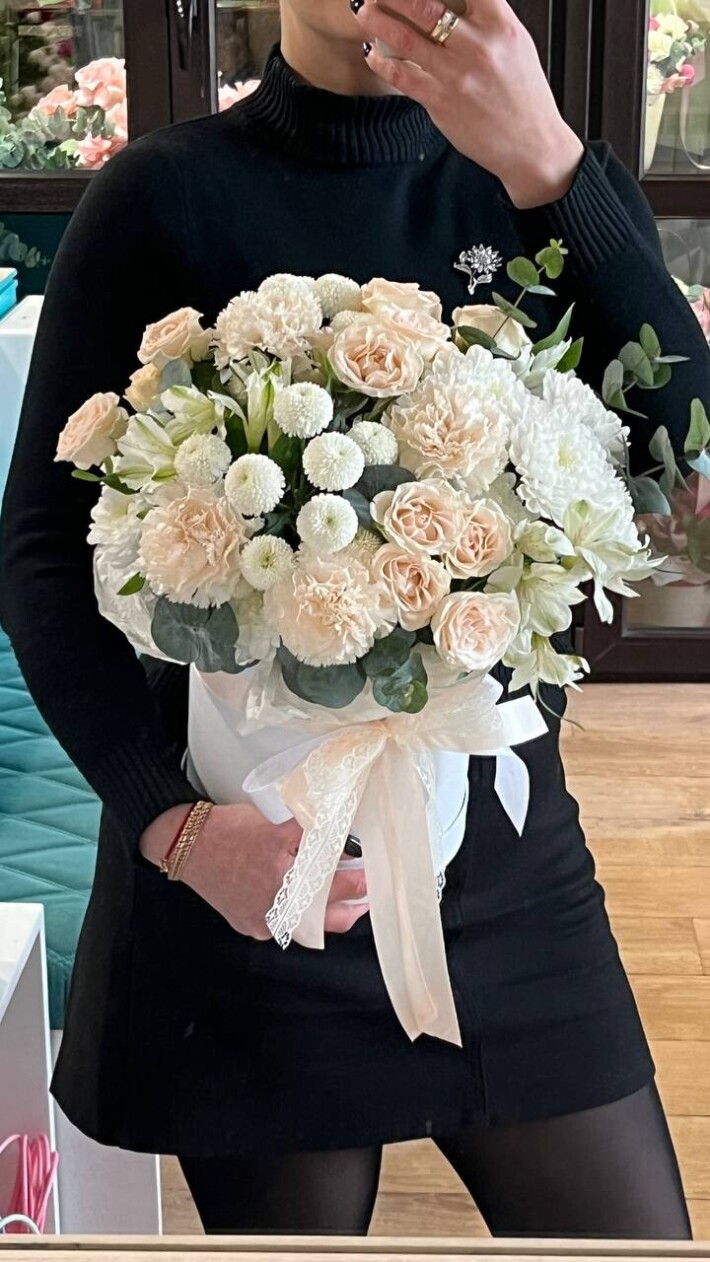 Кремовая композиция в шляпной коробке с диантусами, кустовой пионовидной розой Софи, стойкой хризантемой и альстромерией