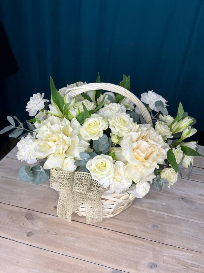 Роскошная подарочная корзина с французскими розами, диантусами, кустовой розой и хризантемой