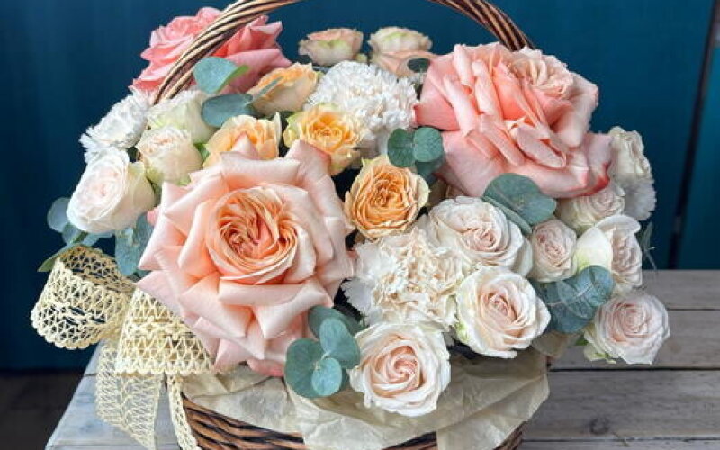 Яркая насыщенная свежая композиция в плетеной корзине с шикарной розой Кахала