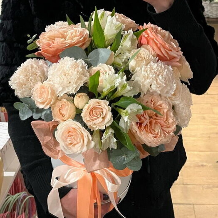 Пионовидные розы Кахала, кустовые пионовидные Софи, кремовые диантусы и альстромерия в шляпной коробке