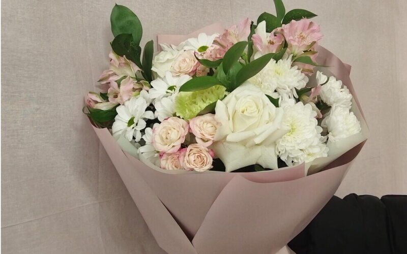 Букет из альстромерий, розы кустовой и одноголовой, хризантемы, зелени и диантуса