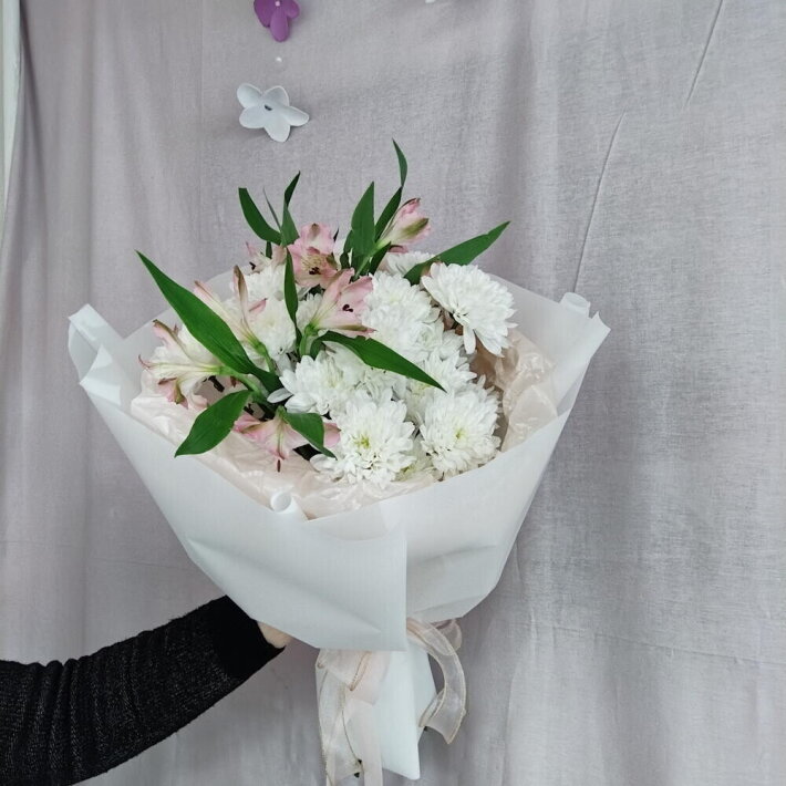 Букет из хризантемы и альстромерий