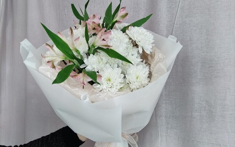 Букет из хризантемы и альстромерий