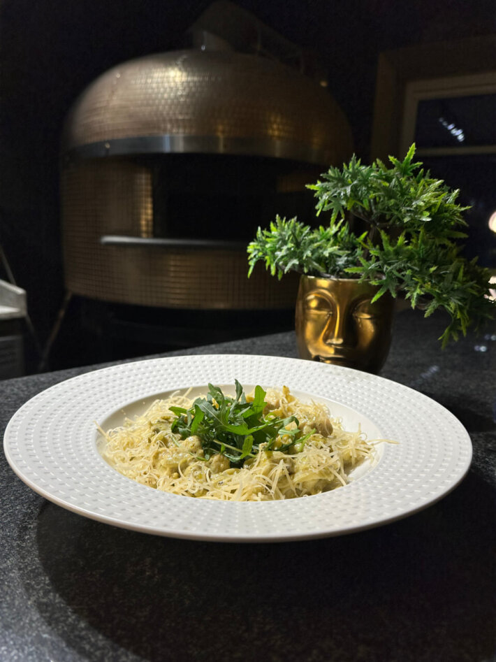 Паста с соусом «Песто» и курицей