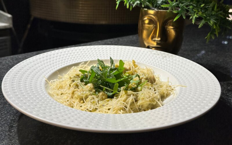 Паста с соусом «Песто» и курицей
