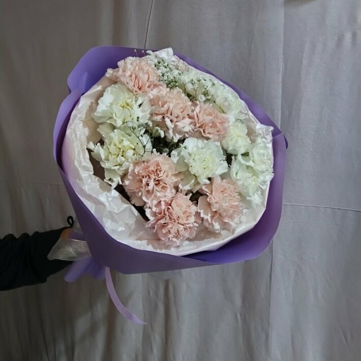 Букет из диантусов с гипсофилой